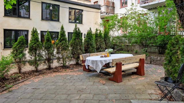 Sameiet har en grønn og skjermet bakgård med sittegrupper – en rolig oase midt på Grünerløkka.