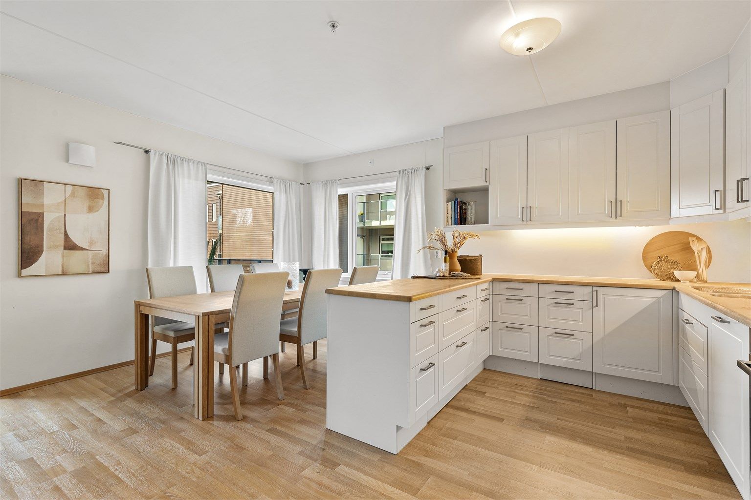 Den åpne stue- og kjøkkenløsning skaper et sosialt område når man er med venner og familie. Med garasjeplass i felles garasjeanlegg er parkeringen enkel og du har kort vei til Asker sentrum, med butikker og kaféer rett rundt hjørnet.