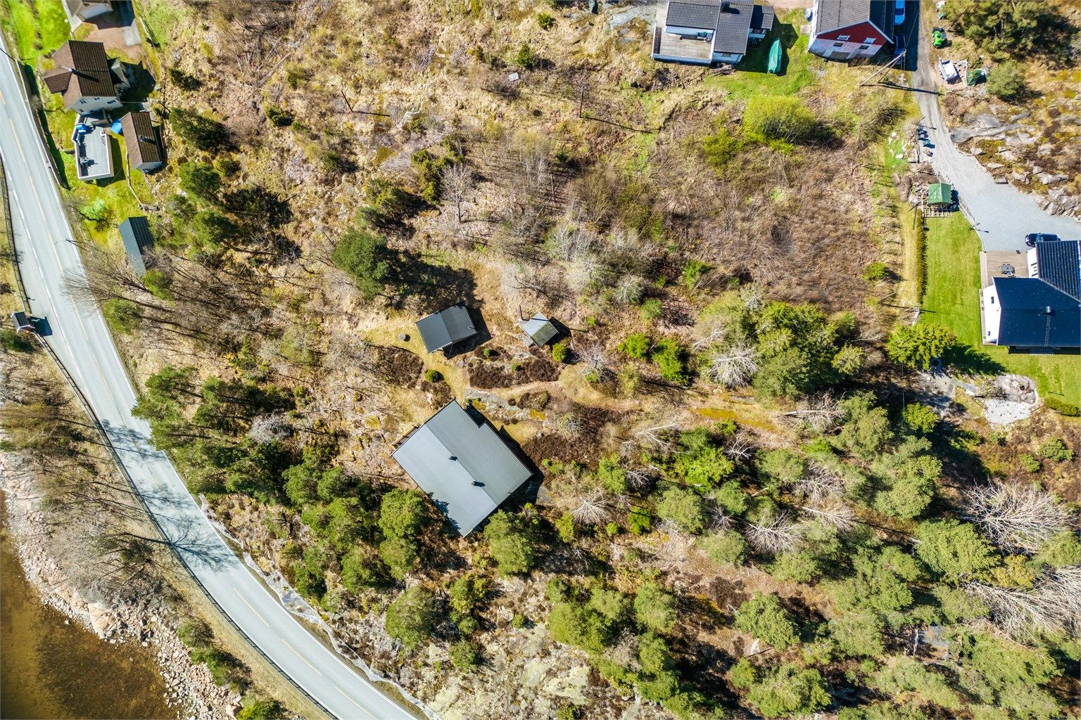 Parkering er ved naboens låve så lenge det ikke er til sjenanse, med videre adkomst til eiendommen via sti.