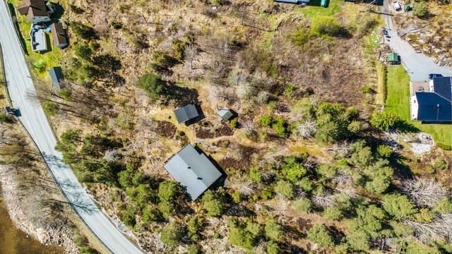 Parkering er ved naboens låve så lenge det ikke er til sjenanse, med videre adkomst til eiendommen via sti.