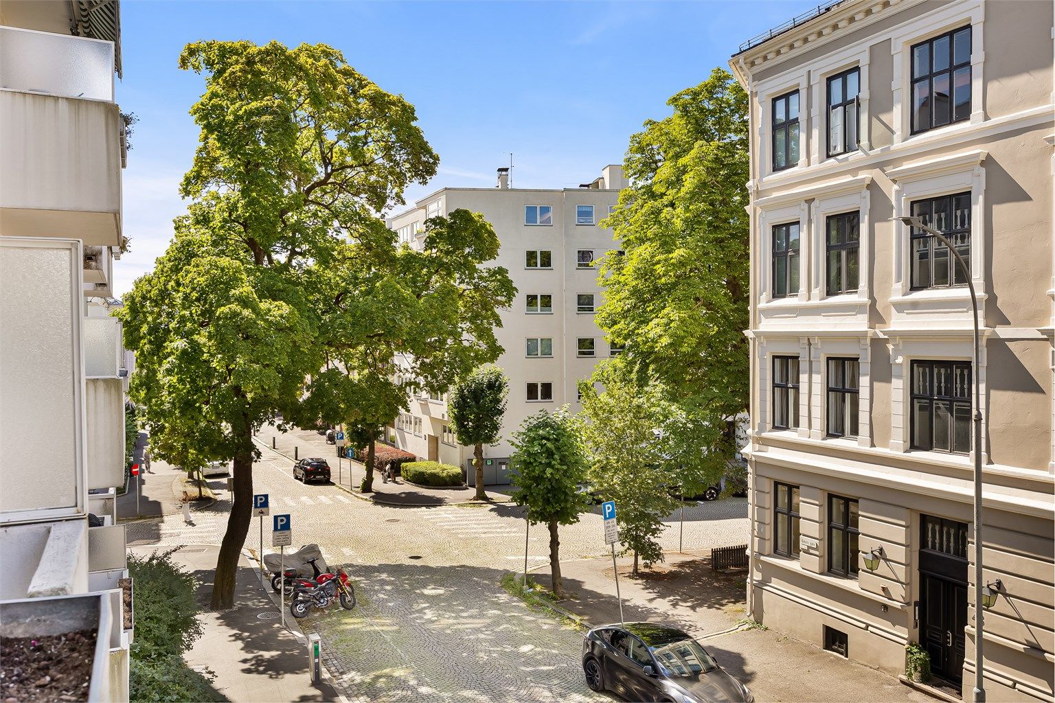 Nyt utsikten mot vakre bygårder og frodige trær, en rolig beliggenhet midt på Frogner.