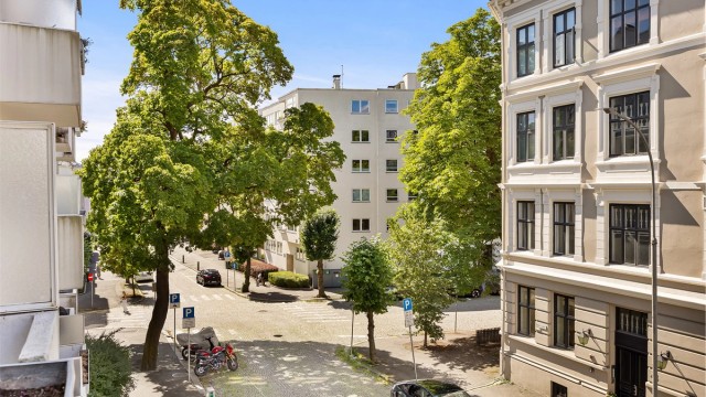 Nyt utsikten mot vakre bygårder og frodige trær, en rolig beliggenhet midt på Frogner.