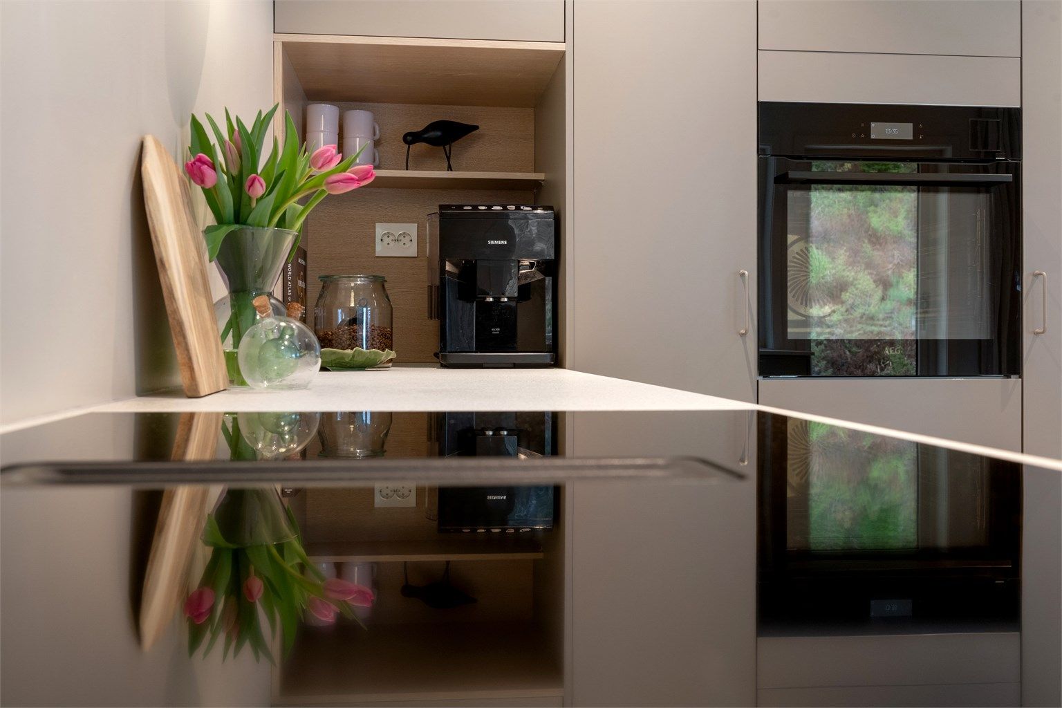 Platetoppen har innebygd ventilator, og det er installert automatisk vannstopper med fuktsensor.