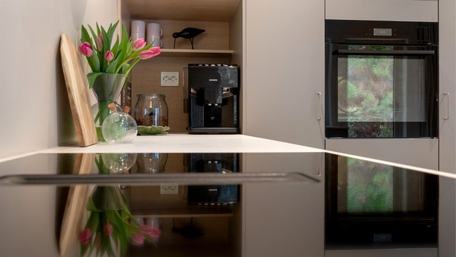 Platetoppen har innebygd ventilator, og det er installert automatisk vannstopper med fuktsensor.