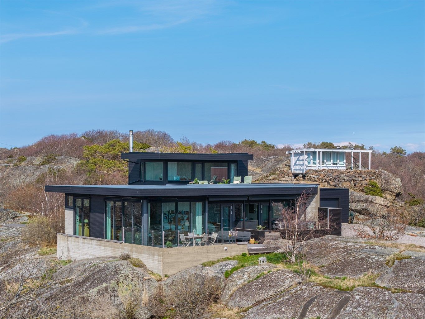 Denne eiendommen er noe helt for seg selv – en arkitekttegnet bolig som ligger på toppen av et fjell på Hvasser