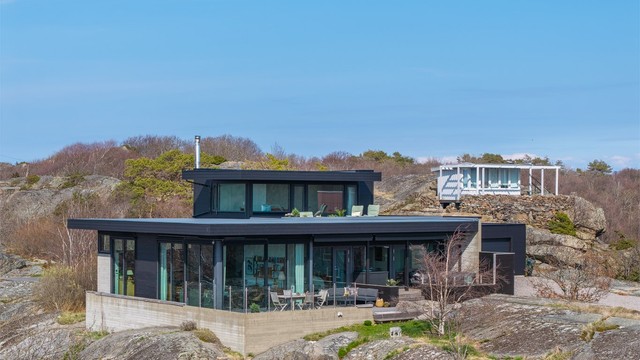 Denne eiendommen er noe helt for seg selv – en arkitekttegnet bolig som ligger på toppen av et fjell på Hvasser