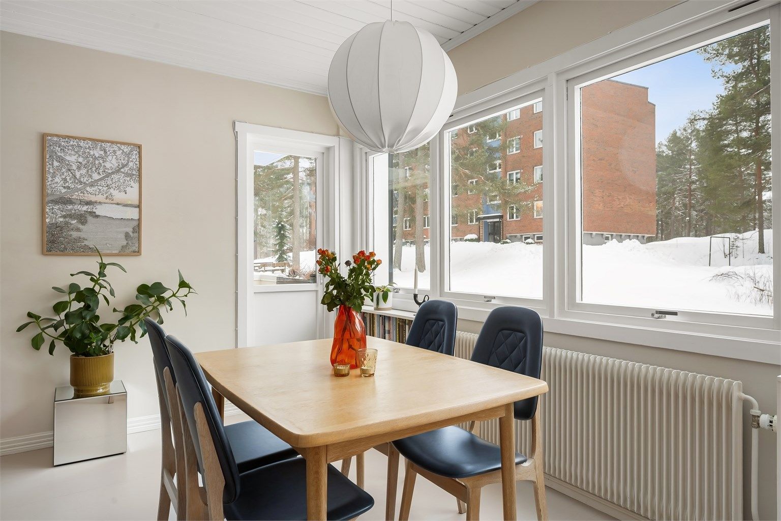 Vinduene i stuen har karmer av tre og 2-lags glass fra 1988.