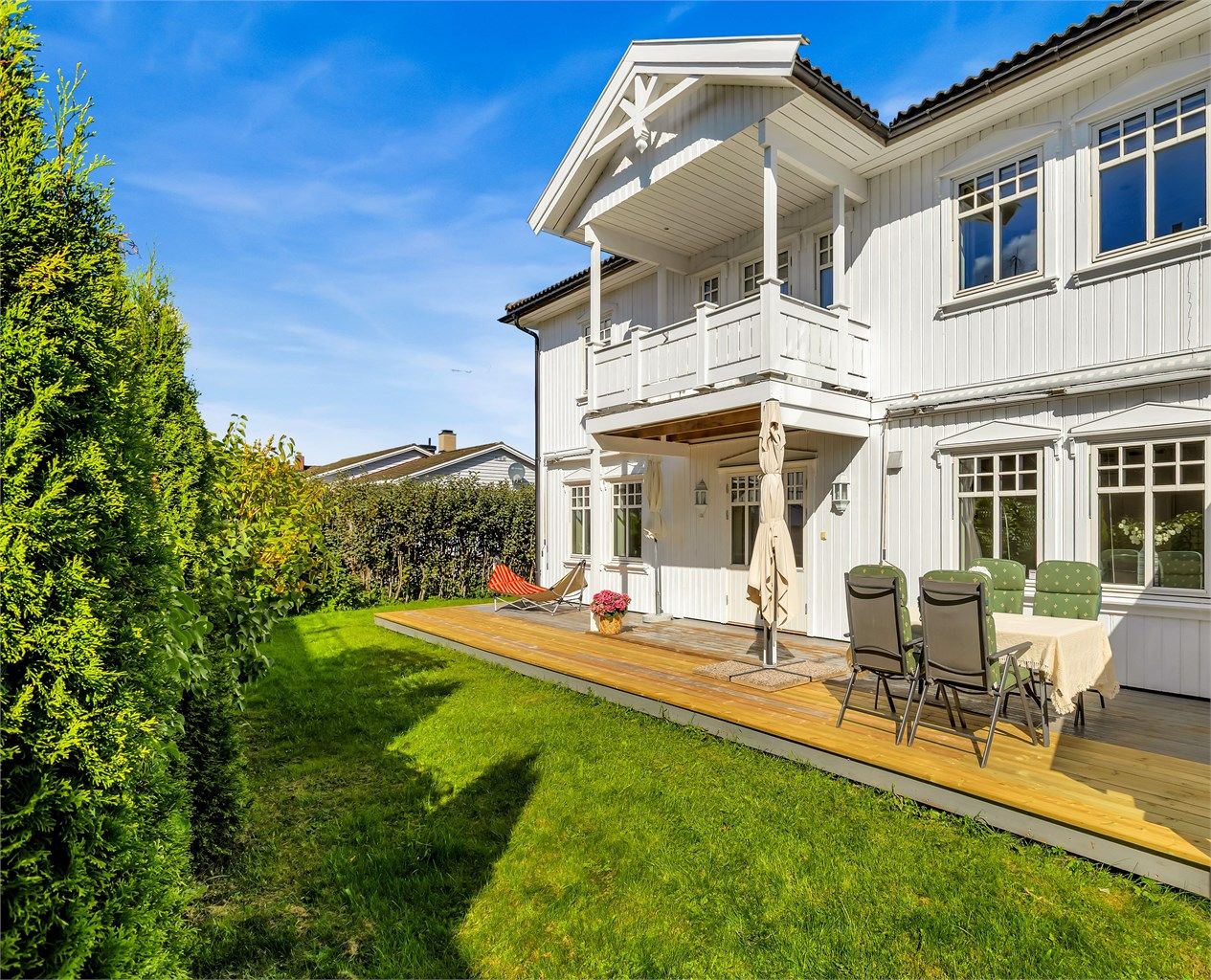 Skjermet og hyggelig hage.