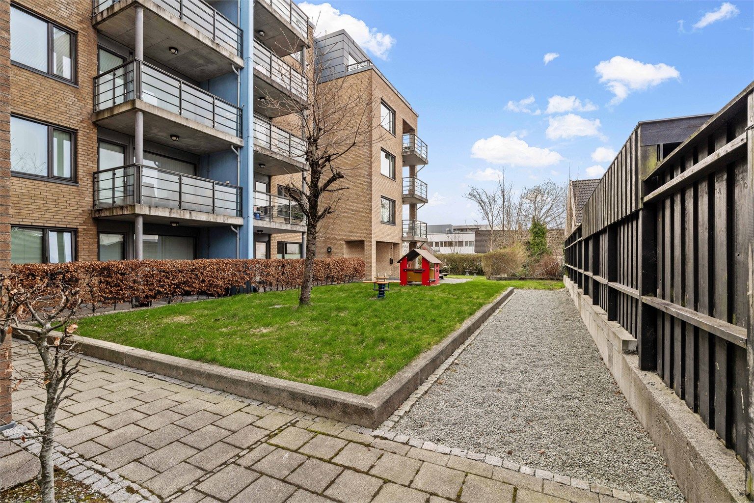 Fellesområdene er pent opparbeidet med plen, beplantning og en egen liten lekeplass.