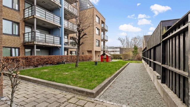 Fellesområdene er pent opparbeidet med plen, beplantning og en egen liten lekeplass.