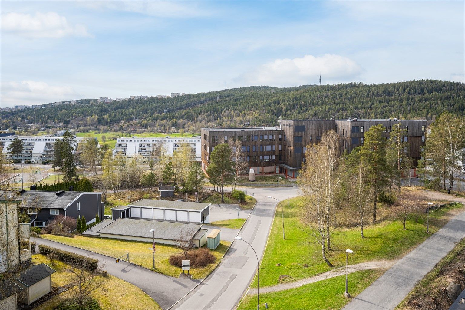 Utsikt mot et etablert og barnevennlig boligområde. Området er skjermet, uten gjennomkjøring.