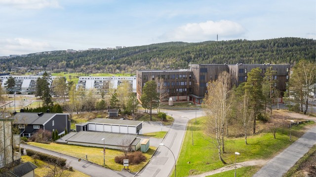 Utsikt mot et etablert og barnevennlig boligområde. Området er skjermet, uten gjennomkjøring.