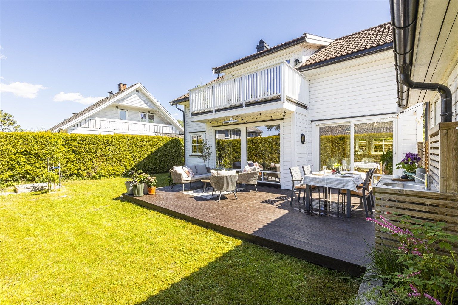 Det er hekk rundt eiendommen som hinder innsyn og gir usjenerte og solrike uteplasser.