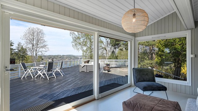 Skyvedøren ut til terrassen visker ut skillet mellom inne og ute på varme sommerdager