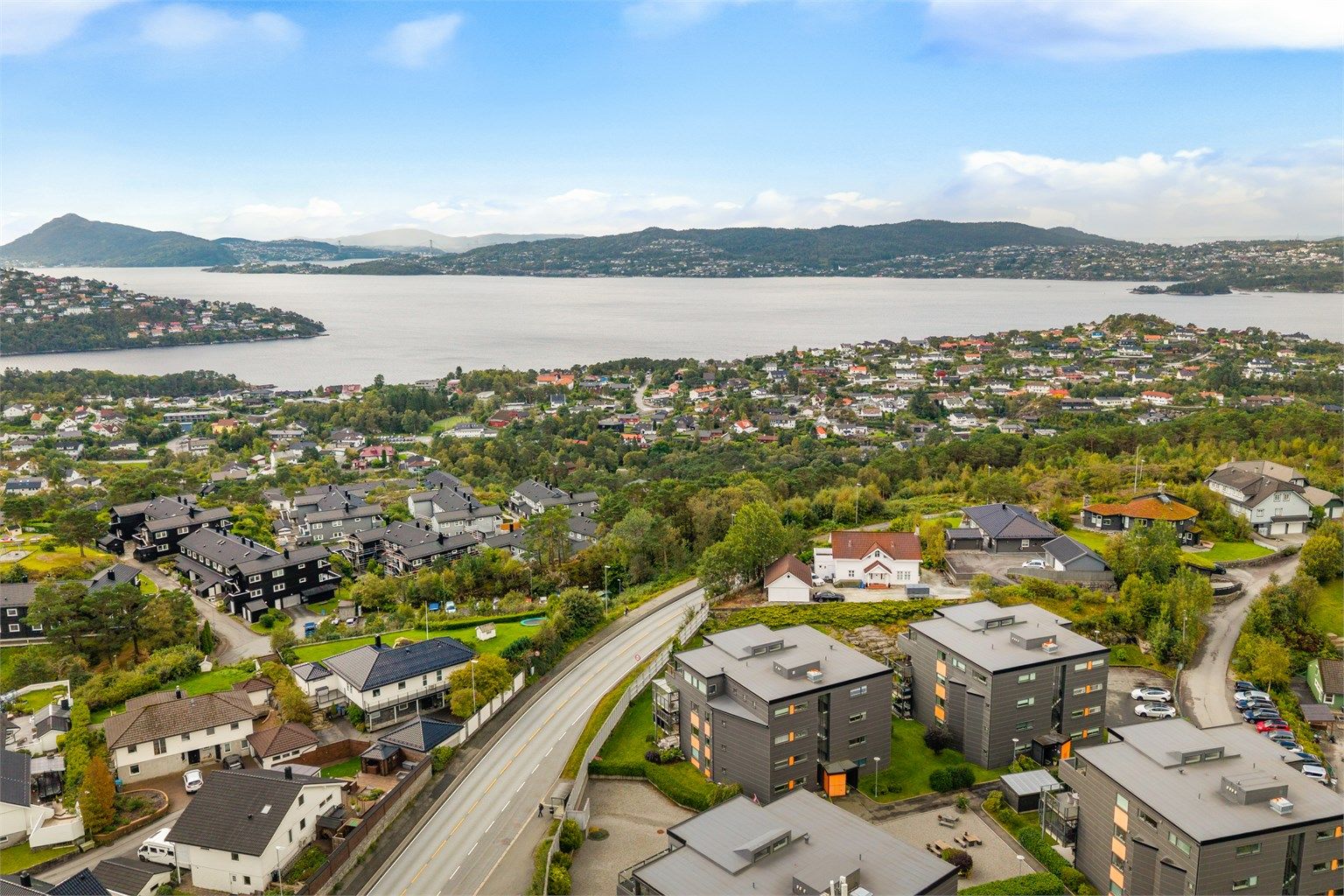 Attraktivt og veletablert boligområde i Åsane med nærhet til skoler, barnehager, dagligvarebutikker og gode kollektivforbindelser.
