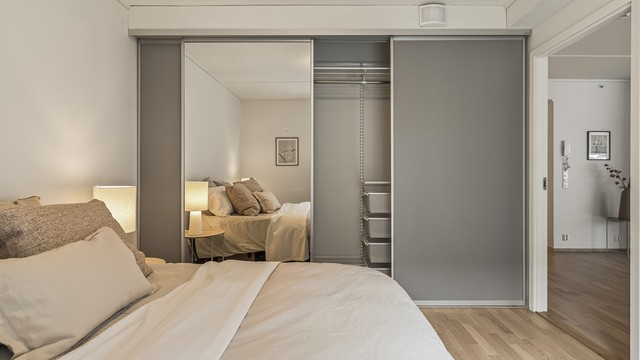 En romslig skyvedørsgarderobe med speilfronter gir rikelig med oppbevaringsplass.