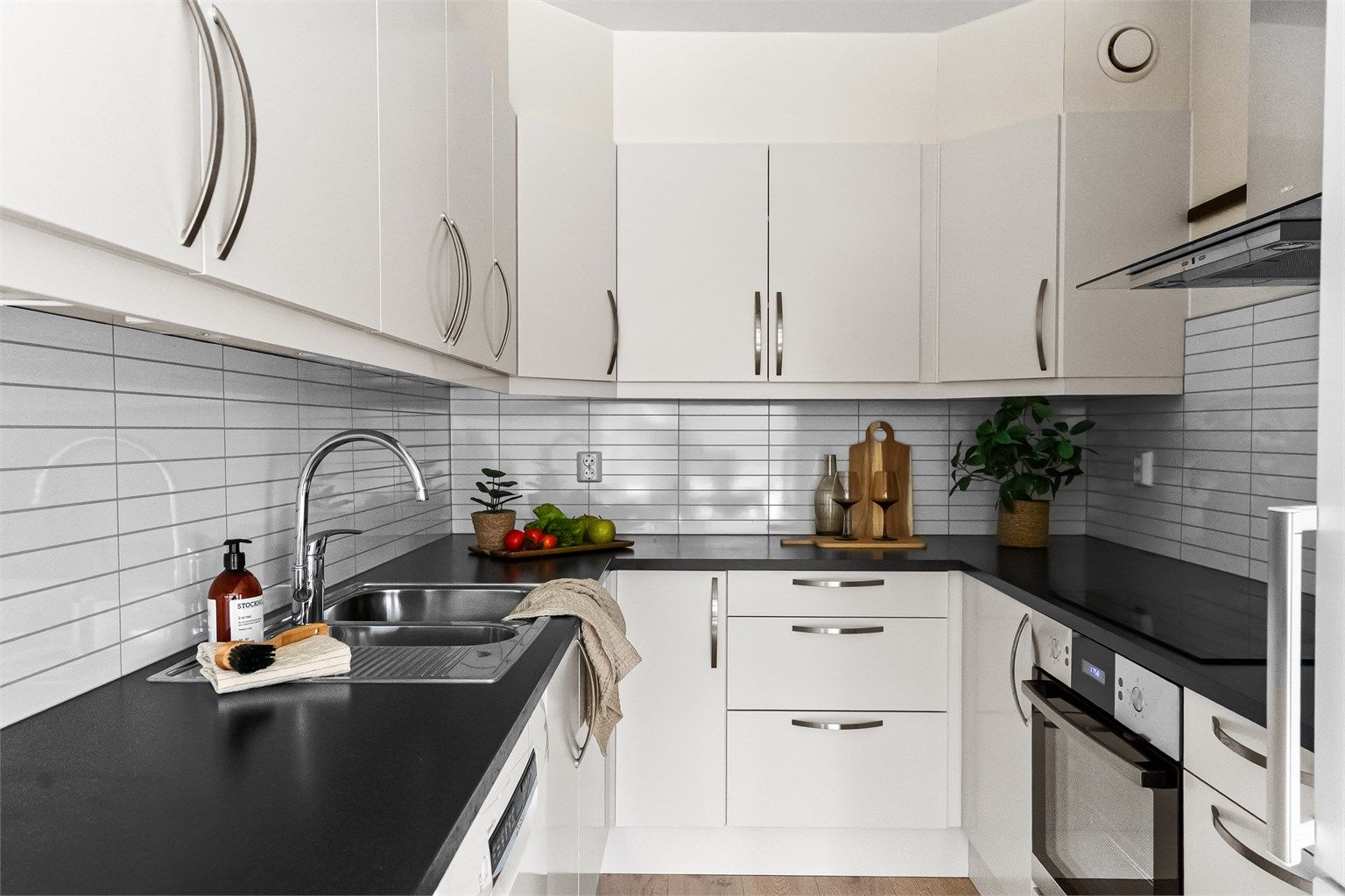 - Tidløs kjøkkeninnredning med god oppbevaringsplass i skuffer og skap -