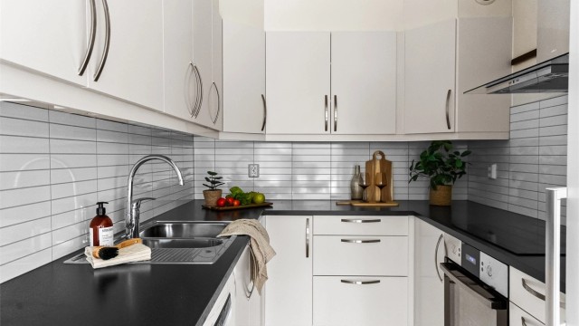 - Tidløs kjøkkeninnredning med god oppbevaringsplass i skuffer og skap -