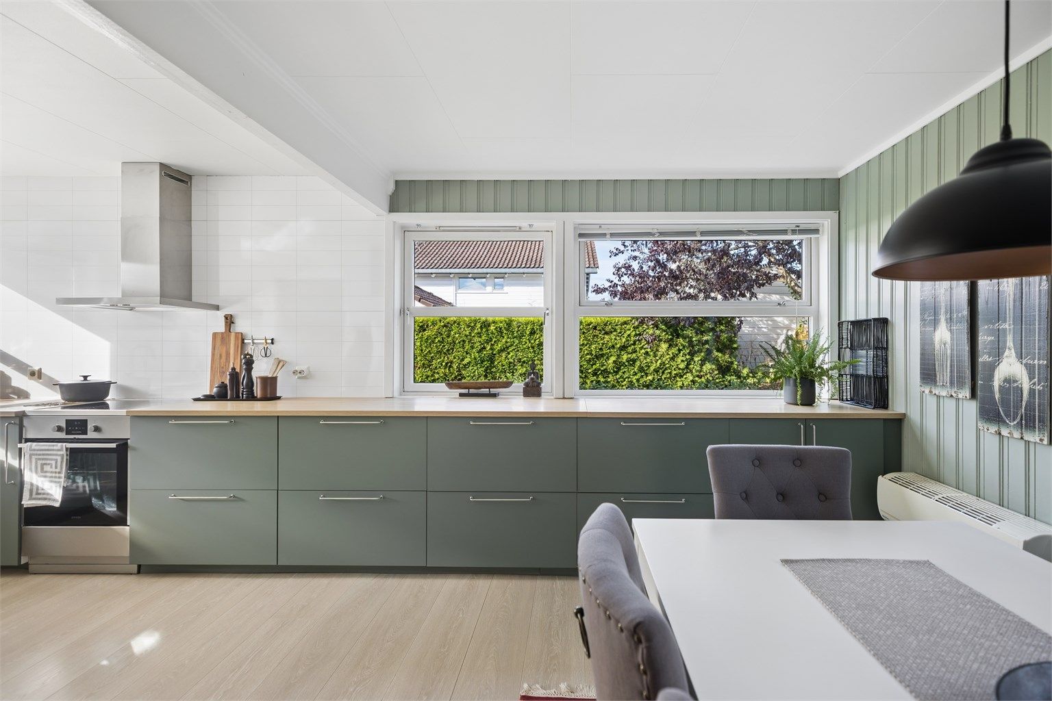 Moderne IKEA-kjøkken fra 2020, med en gjennomtenkt og funksjonell utforming som harmonerer godt med rommets åpne løsning.