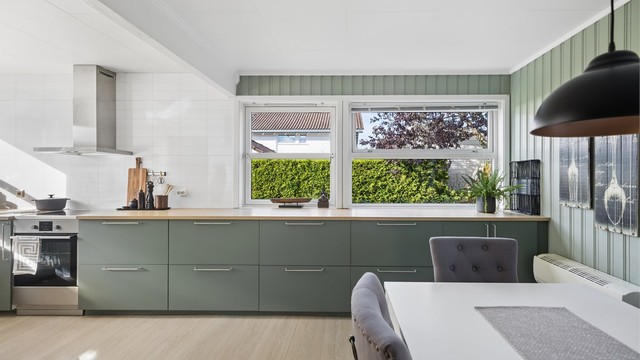 Moderne IKEA-kjøkken fra 2020, med en gjennomtenkt og funksjonell utforming som harmonerer godt med rommets åpne løsning.