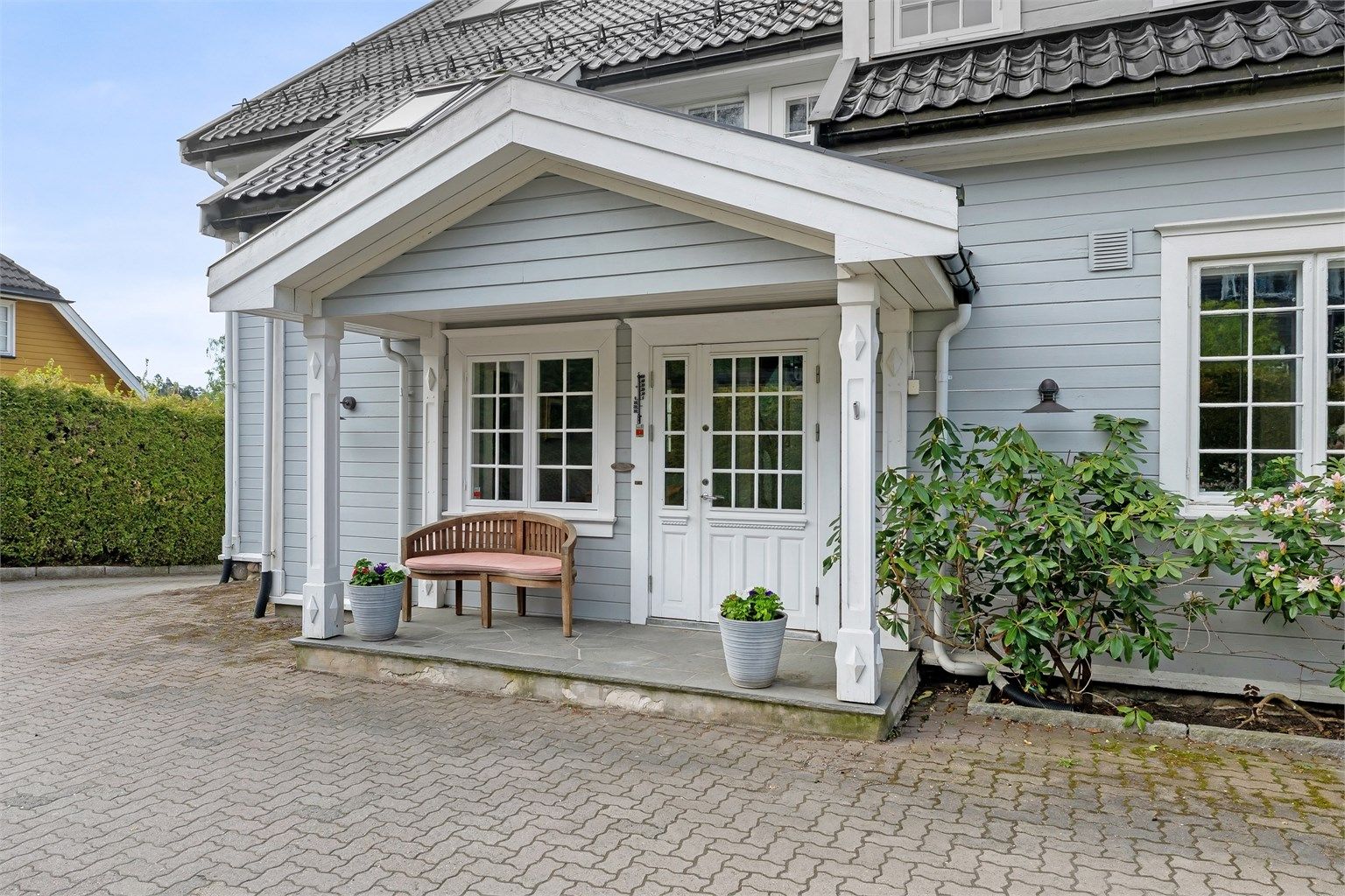 Hovedinngangen har et overbygget inngangsparti.