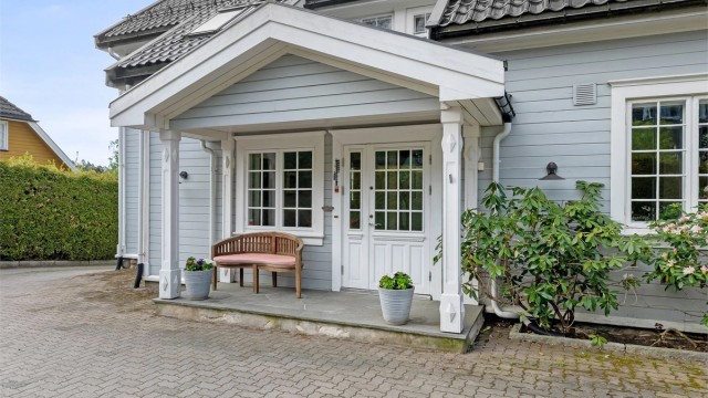 Hovedinngangen har et overbygget inngangsparti.