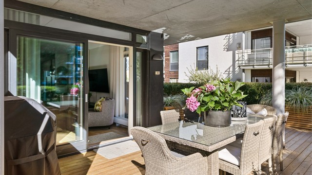 Overbygget terrasse med god plass til utendørs spisebord og grill. Oppusset og oppgradert i 2026