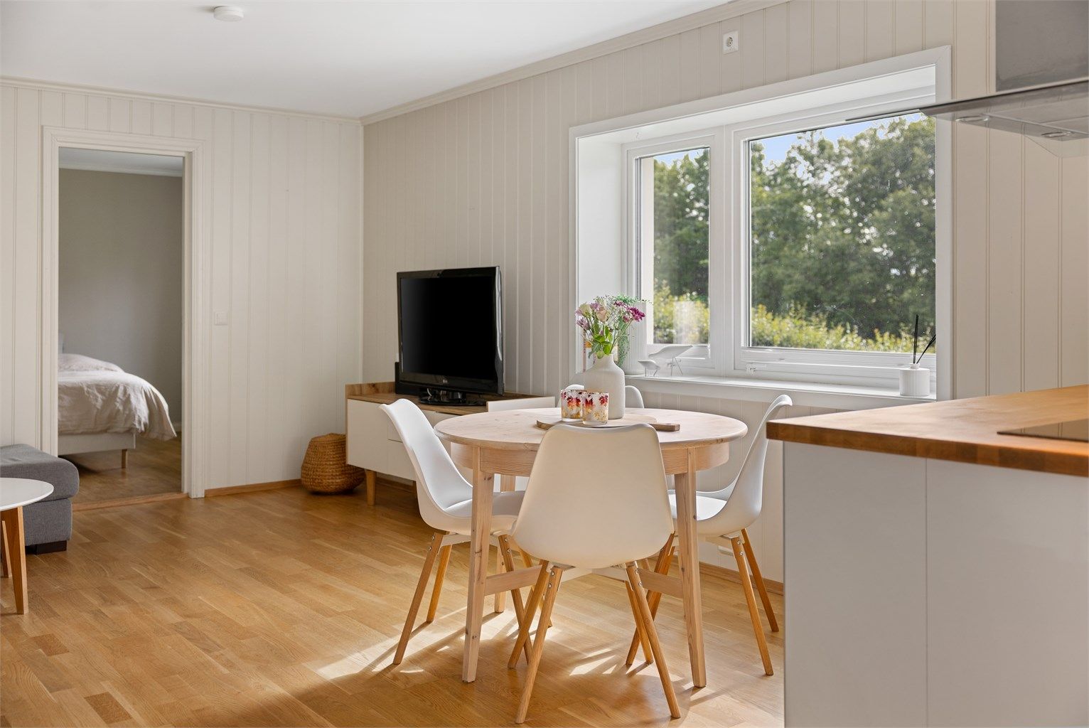 Stuen fremstår lys og innbydende, med god plass til både sofakrok og liten spisegruppe