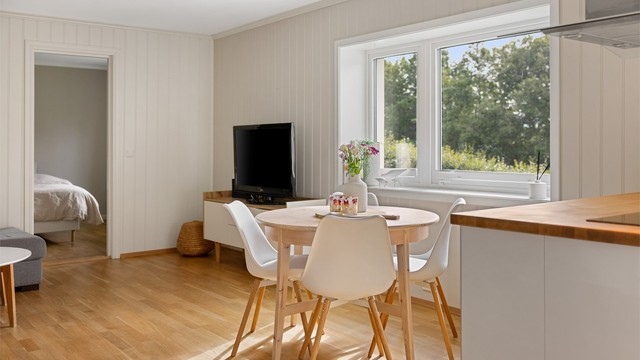 Stuen fremstår lys og innbydende, med god plass til både sofakrok og liten spisegruppe