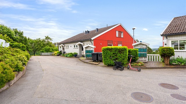 Inngangsparti - Trapp til leilighet bak postkassestativ