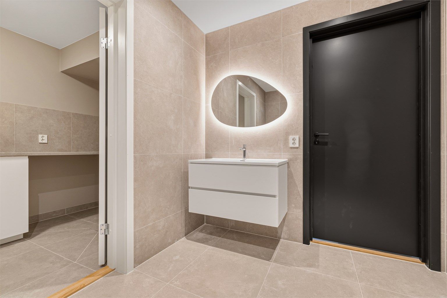 Bad 2 har inngang til vaskerom. Disse ligger i boligens 1.etasje.