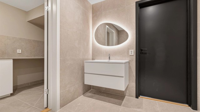 Bad 2 har inngang til vaskerom. Disse ligger i boligens 1.etasje.