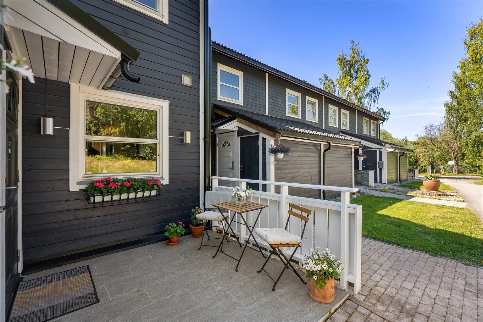 Velkommen til Nedre Toppenhaug 162 - Pent inngangsparti til rekkehuset hvor morgenkaffen kan nytes. 