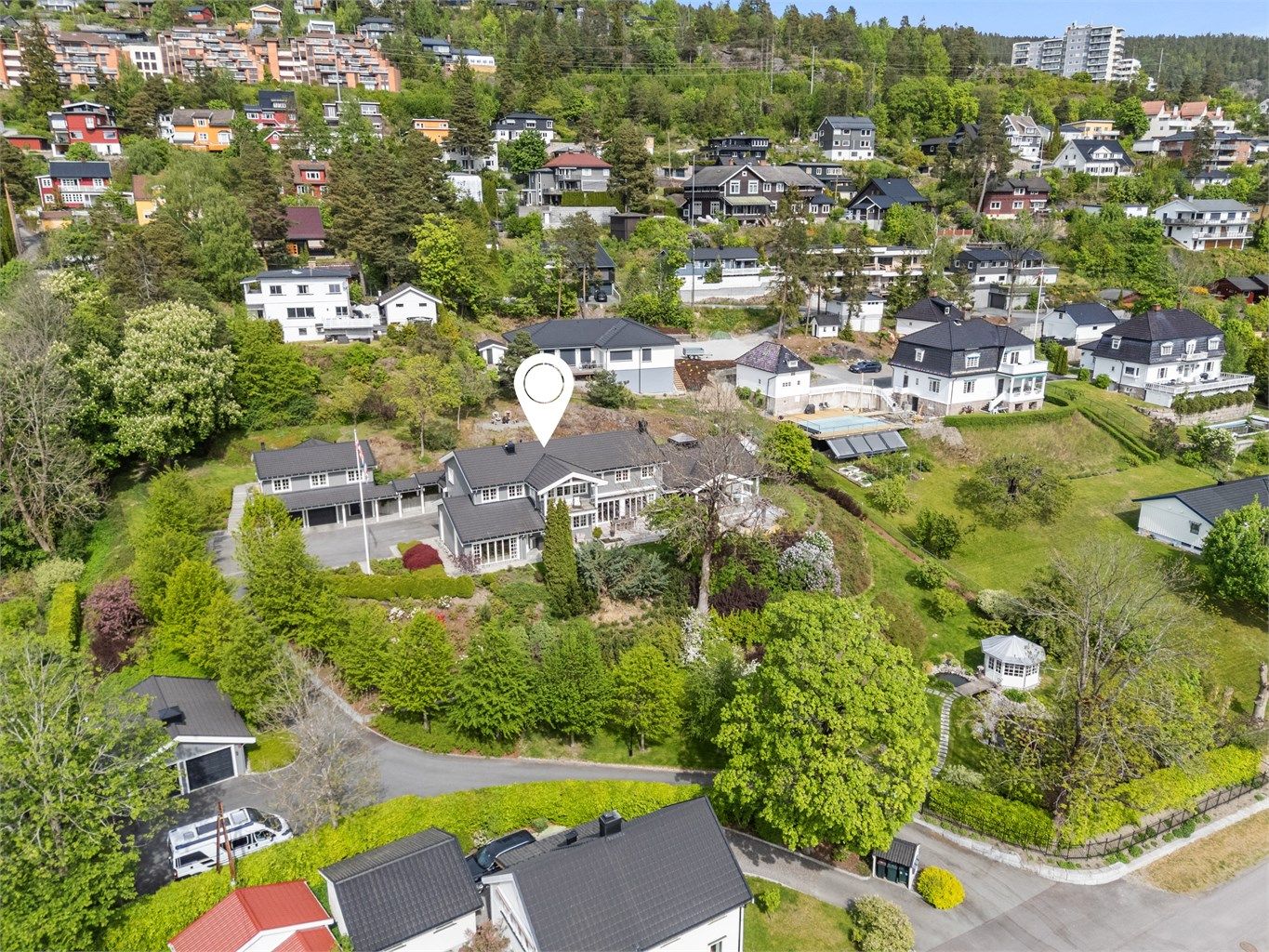 Eiendommen er beliggende i etablert og sentrumsnært område