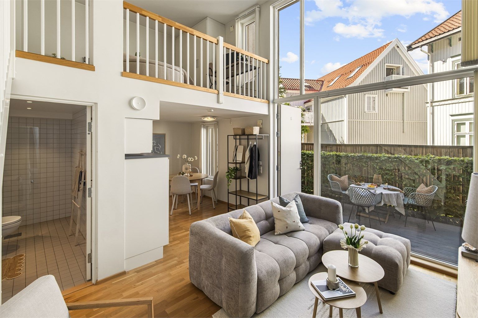 Leiligheten har en stilfull og moderne utforming, med stue og kjøkken i åpen løsning, store vindusflater og meget god takhøyde.