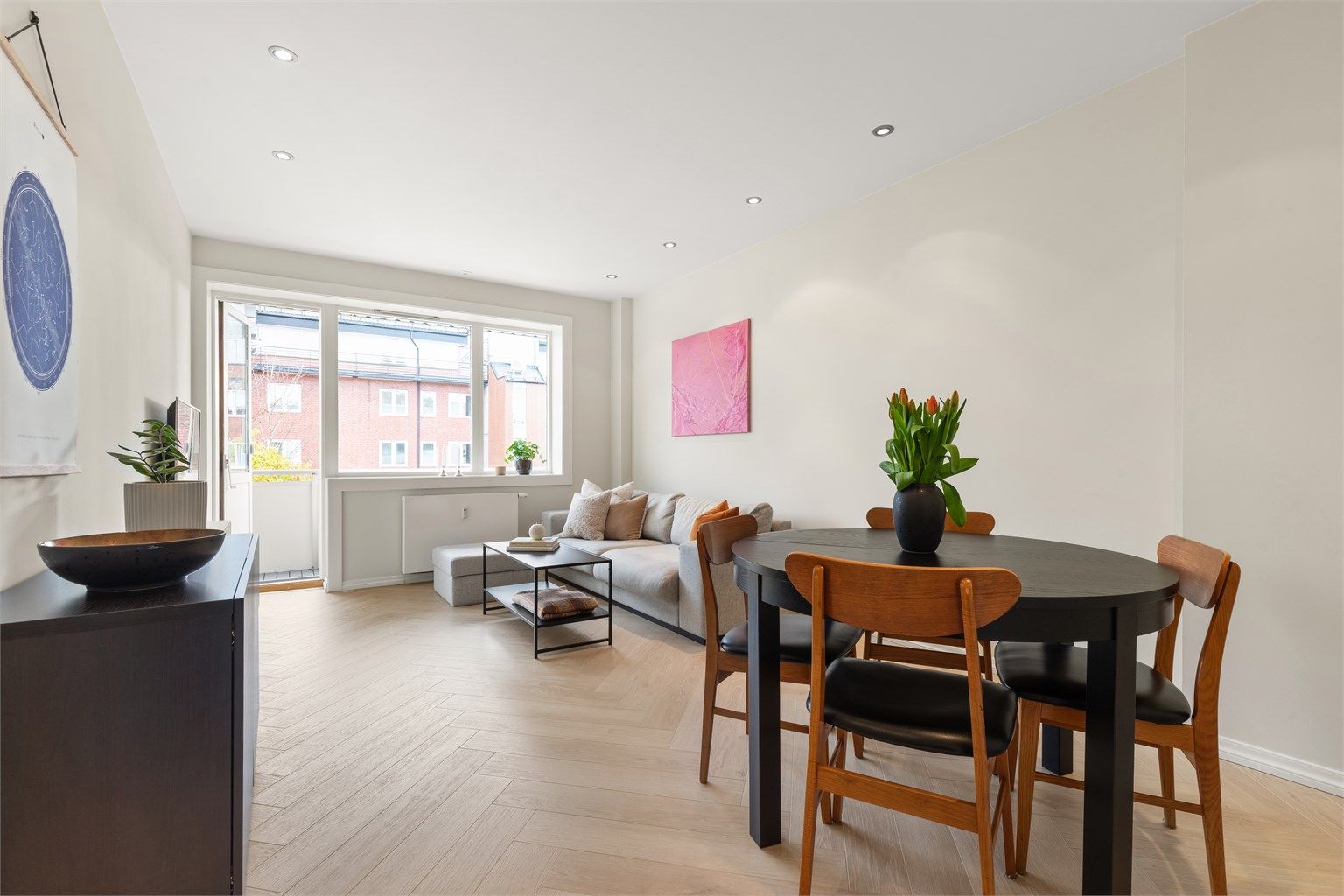 Simen Istre Grevskott v/Krogsveen har gleden av å presentere en lys og moderne 2-roms med herlig balkong!