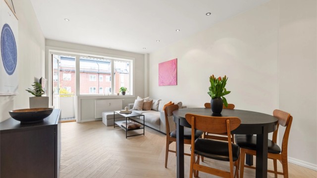 Simen Istre Grevskott v/Krogsveen har gleden av å presentere en lys og moderne 2-roms med herlig balkong!