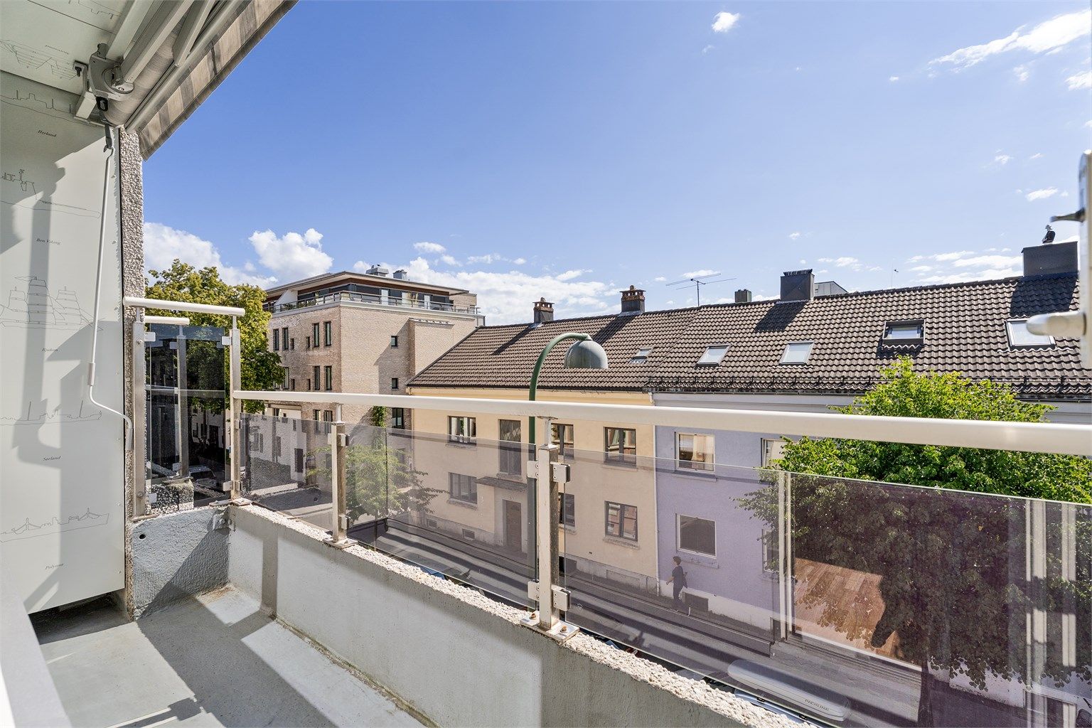 Fra balkongen kan du nyte solen og beundre bylivet og sjøluften 