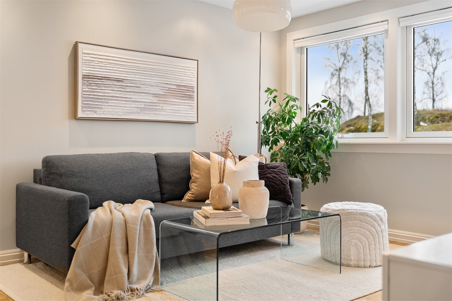 Vindusflatene gir godt med lys og en åpen utsikt mot friområdet utenfor.