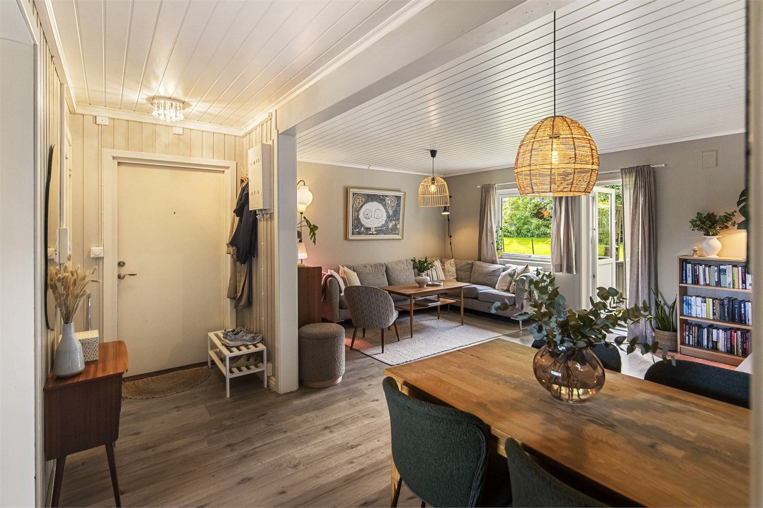 Entréen åpner opp mot stuen og spisestuen, som gir en god romfølelse.
