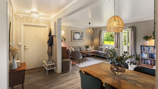Entréen åpner opp mot stuen og spisestuen, som gir en god romfølelse.