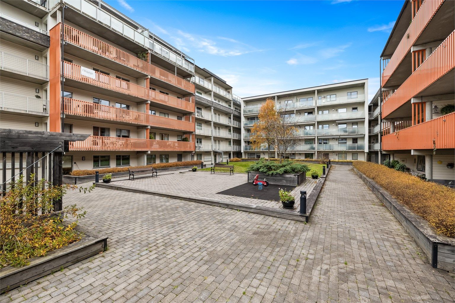 Medfølgende bod og parkeringsplass i felles oppvarmet garasjeanlegg.