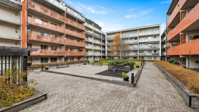 Medfølgende bod og parkeringsplass i felles oppvarmet garasjeanlegg.