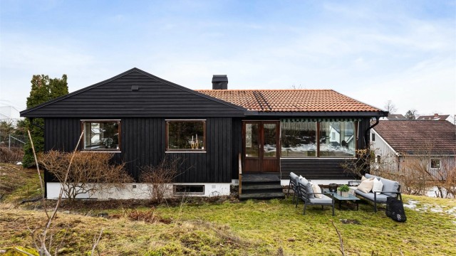 Boligen ligger i et veletablert og rolig nabolag, preget av frodige hager.