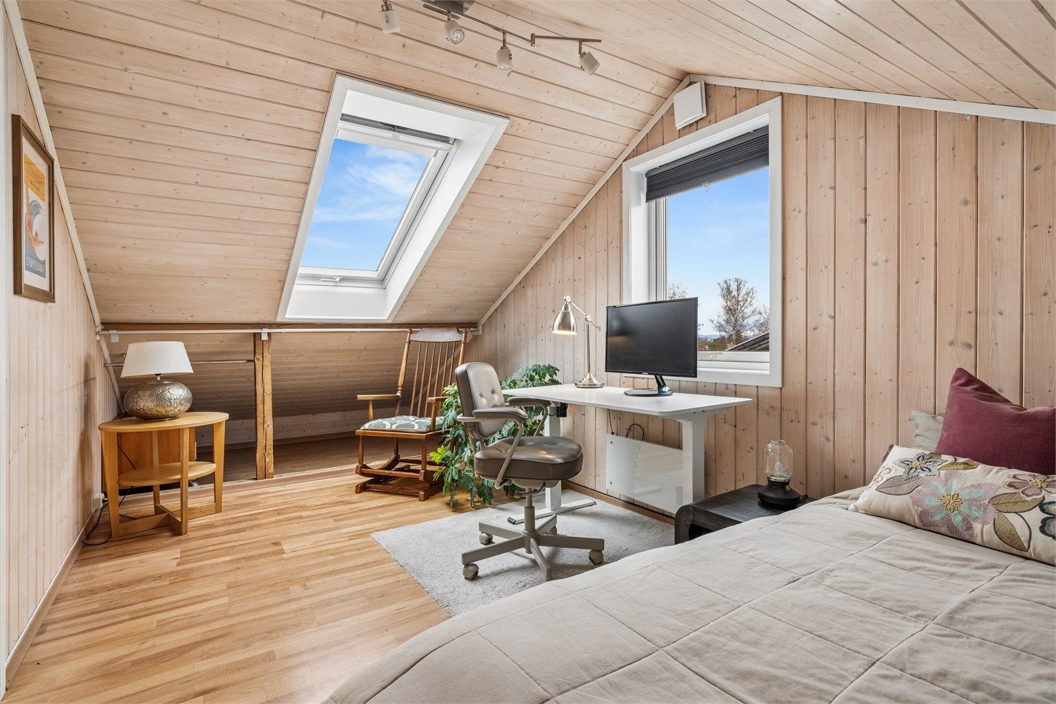 Loftsrommene utnytter plassen godt og har en lun atmosfære med trepanel i himlingen.