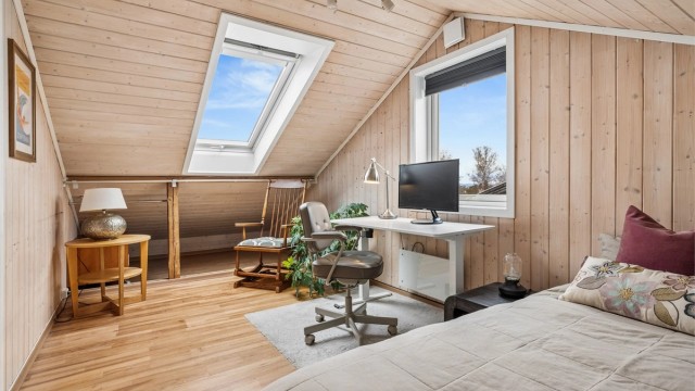 Loftsrommene utnytter plassen godt og har en lun atmosfære med trepanel i himlingen.