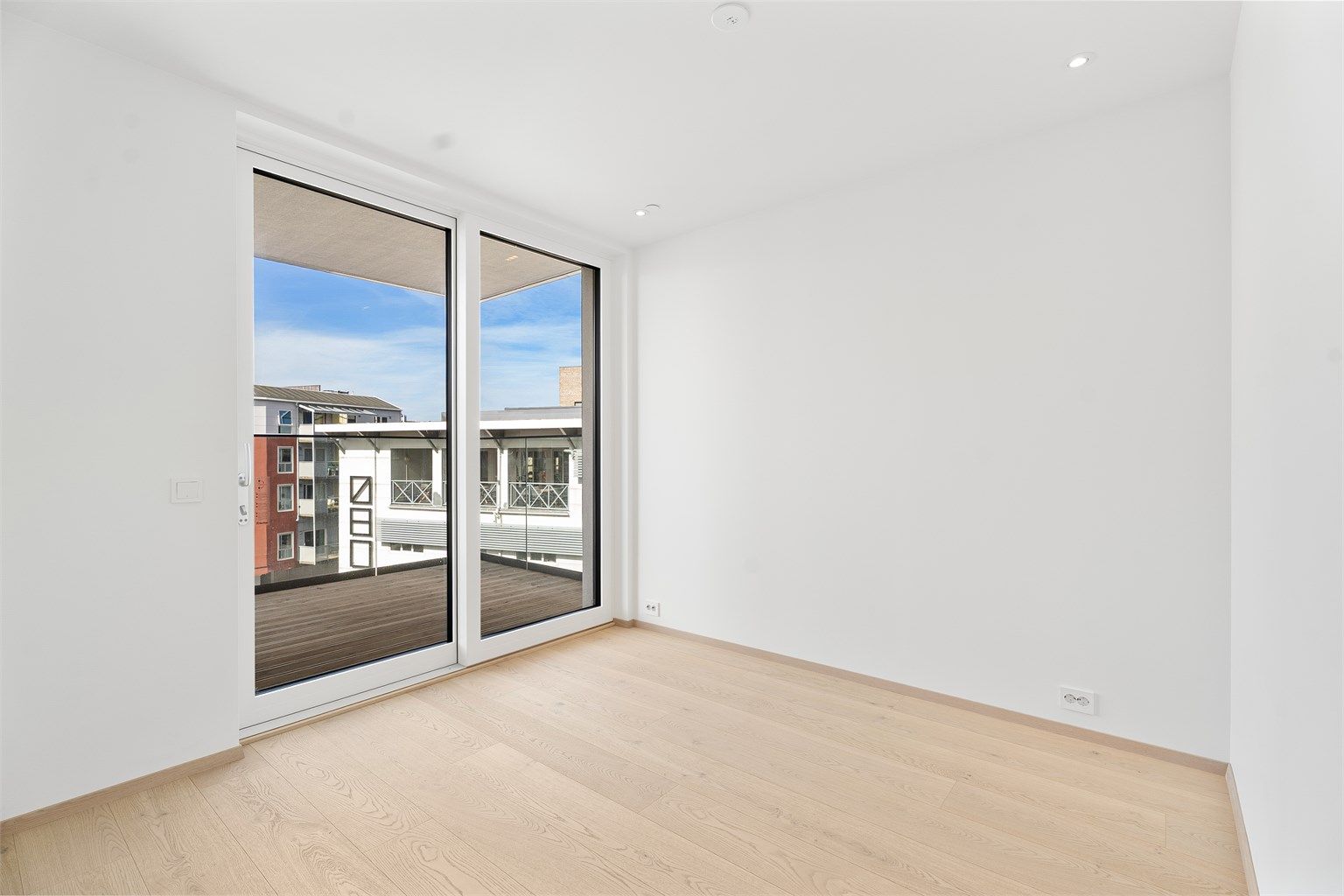 Lys og fin stue med skyvedør til overbygd balkong 