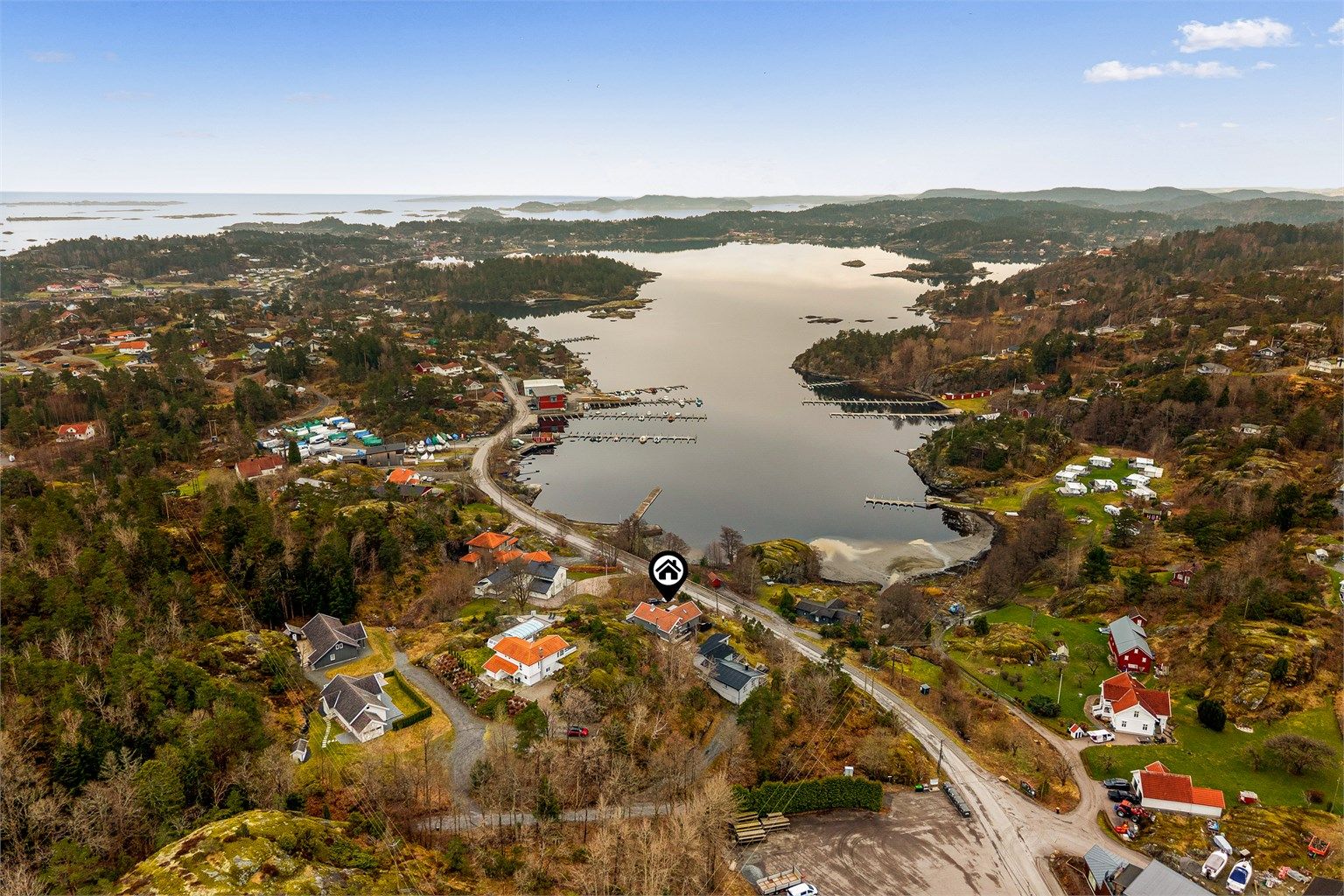 Trosbyfjorden er godt skjermet for vær og vind. Utenfor er det mer åpent, men følger du leie kommer du raskt til både Valle og Kragerø.