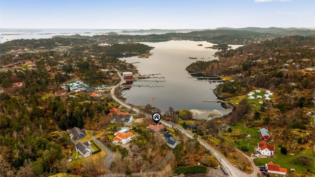 Trosbyfjorden er godt skjermet for vær og vind. Utenfor er det mer åpent, men følger du leie kommer du raskt til både Valle og Kragerø.