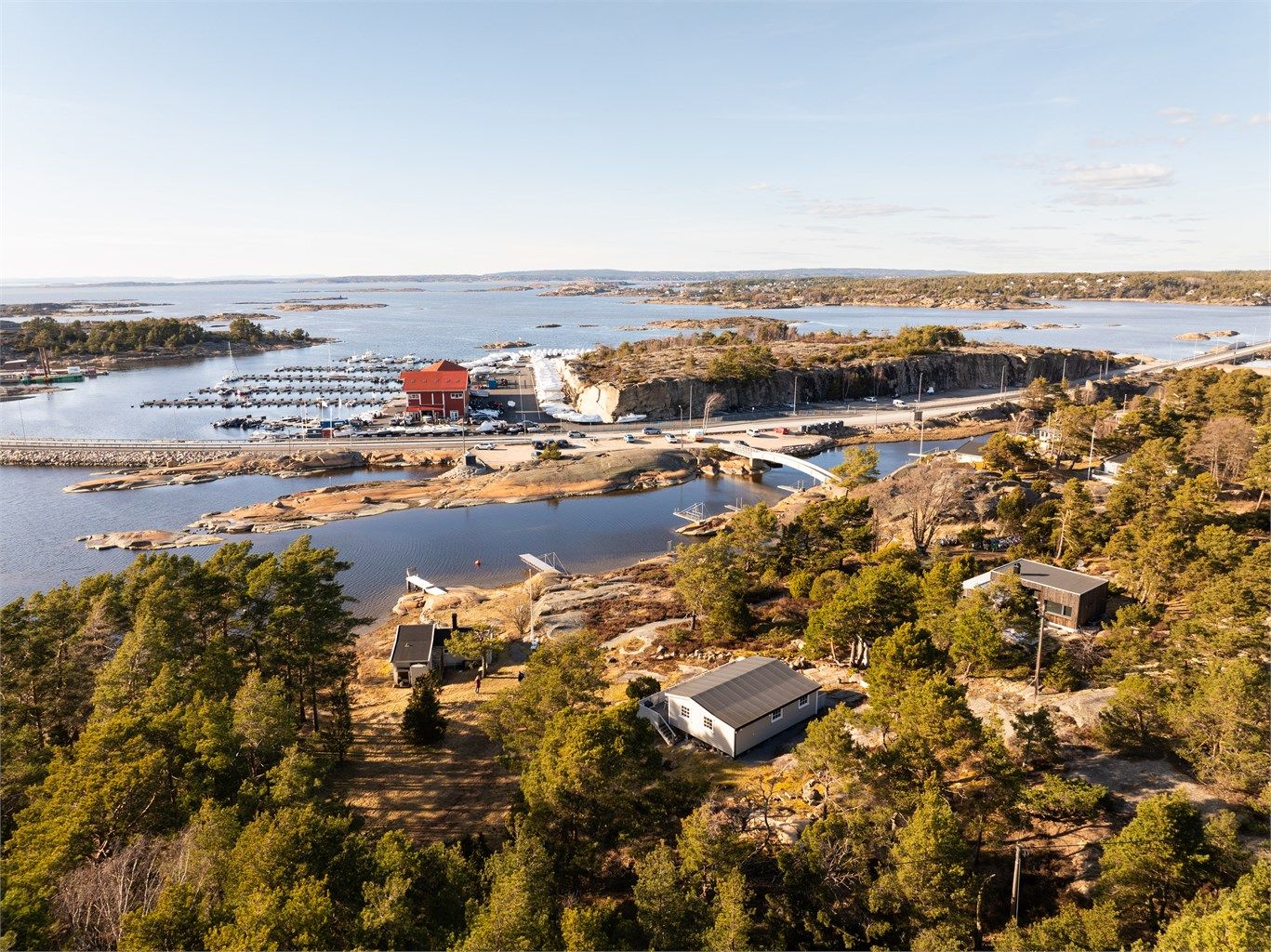 Siljeholmen er bilfri og tilgjengelig til fots over gangbro fra Stokken. Med hytta følger biloppstillingsplass leid av Siljeholmen Vel.